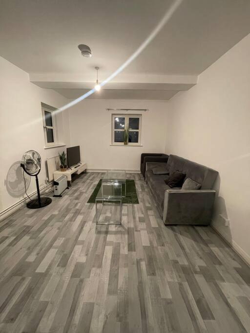 Lovely Spacious Entire 1 Bedroom Apartment - New Management Лондон Экстерьер фото
