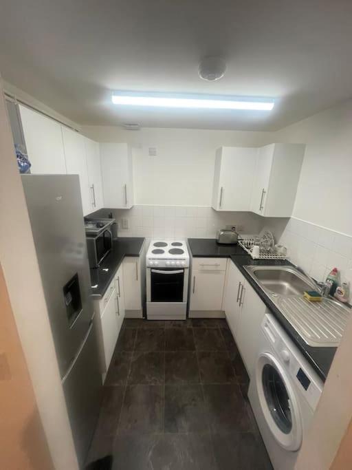 Lovely Spacious Entire 1 Bedroom Apartment - New Management Лондон Экстерьер фото
