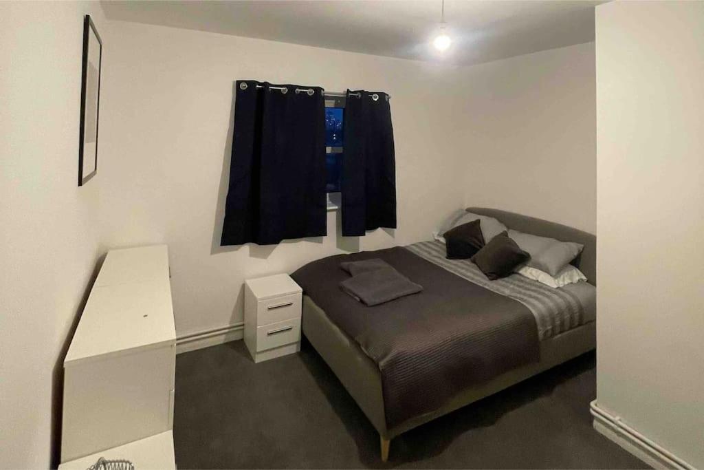Lovely Spacious Entire 1 Bedroom Apartment - New Management Лондон Экстерьер фото
