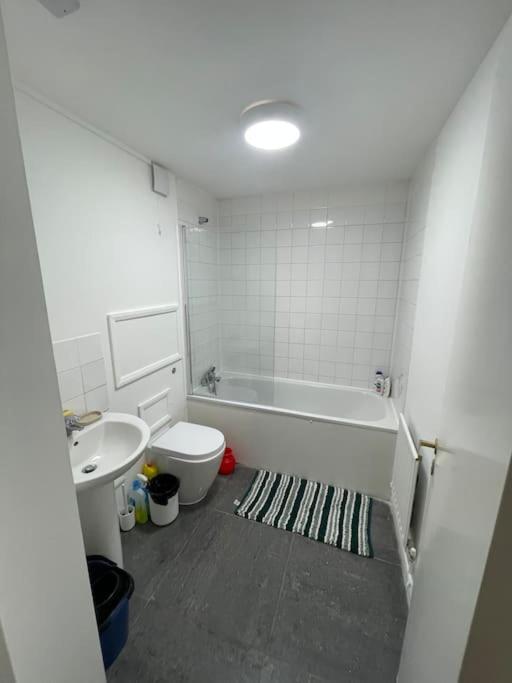 Lovely Spacious Entire 1 Bedroom Apartment - New Management Лондон Экстерьер фото